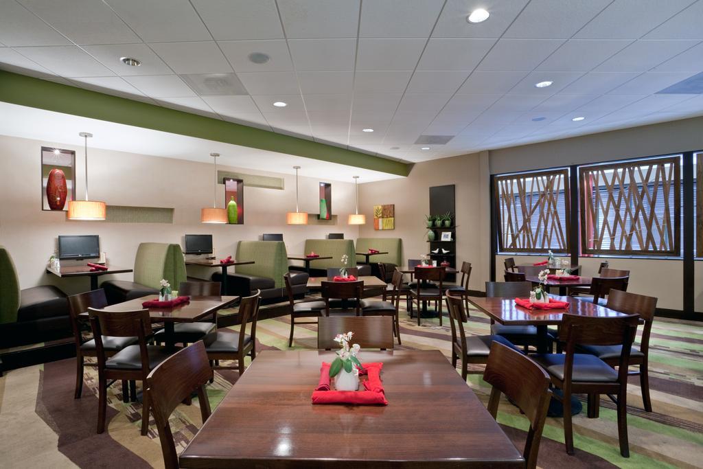 Holiday Inn Olathe Medical Center Экстерьер фото